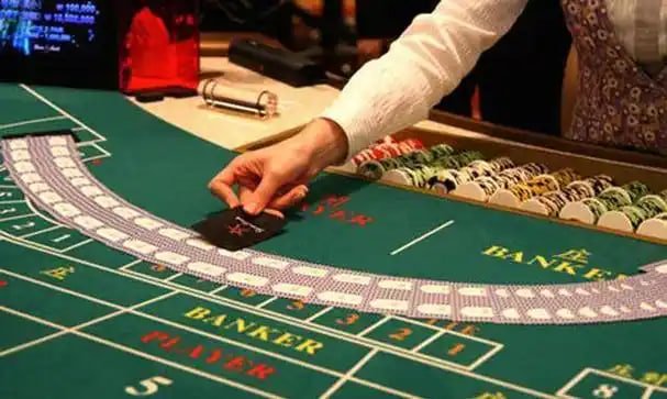 Dealer casino live profesional menyambut pemain dengan senyuman ramah